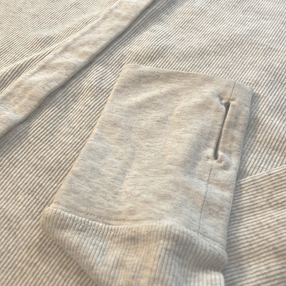 Lululemon Cream Heather Tight Fit Henley size 6 - Picture 5 of 5